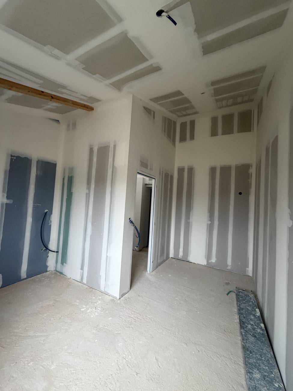 Chambre en cours de rénovation, doublages et réseaux
