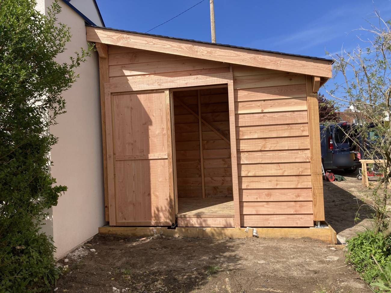 Abri en bois avec porte