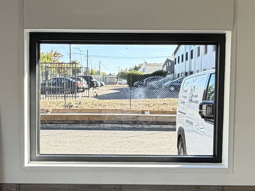 Fenêtre aluminium noir et habillage menuisé