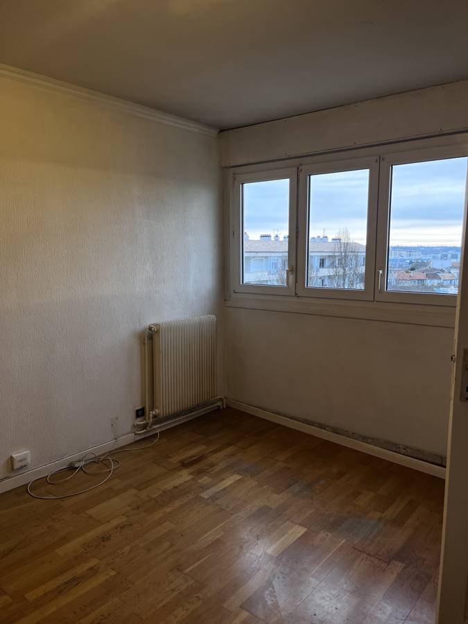 Avant : Chambre : sol, peinture et éclairage