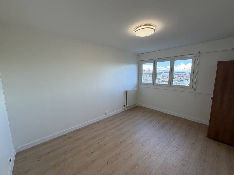 Après : Chambre : sol, peinture et éclairage