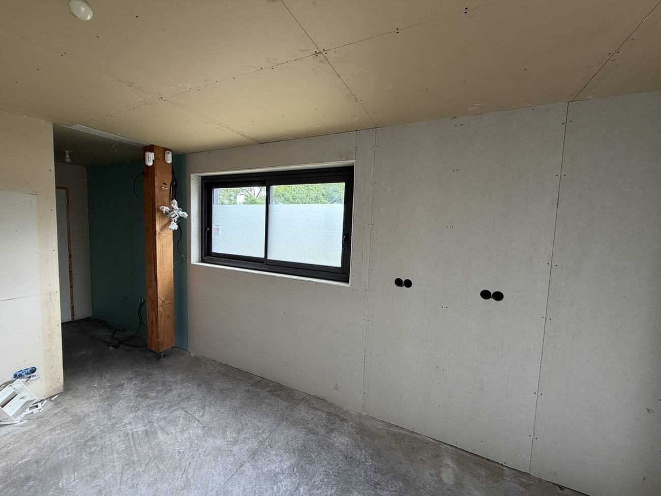 Après : Local technique doublé en plaques de plâtre