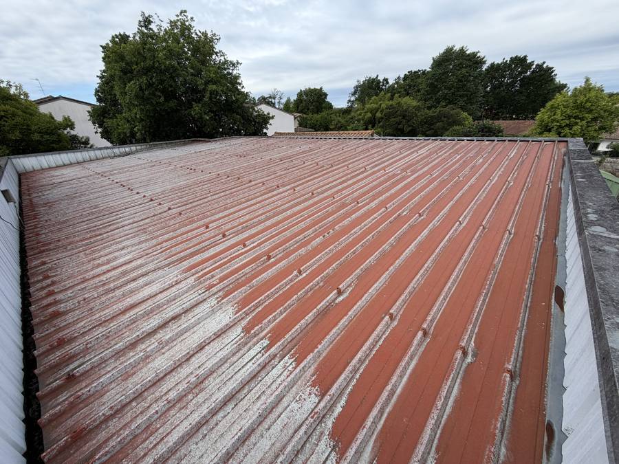 Avant : Toiture en bac acier : nettoyage et peinture